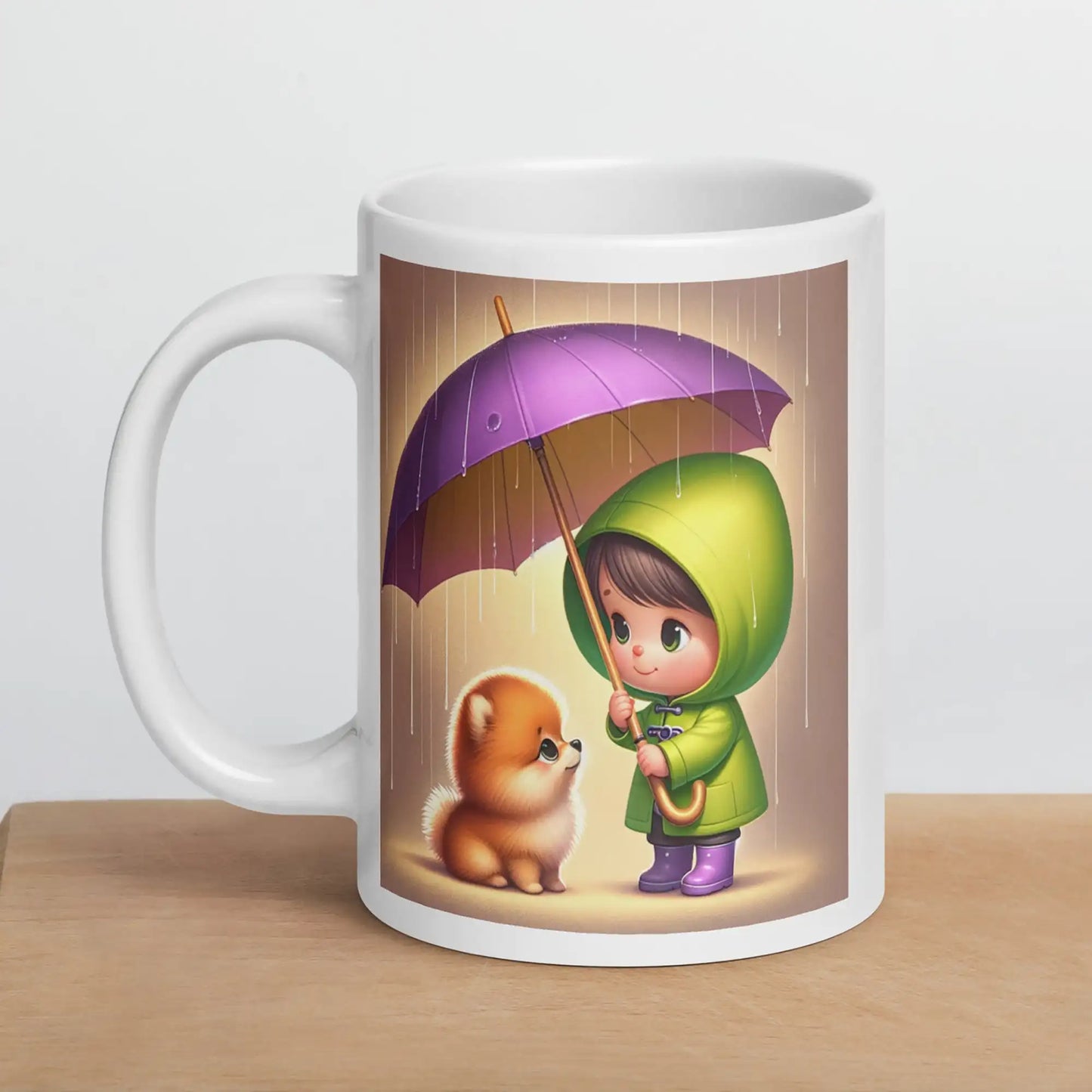 Designer mok met zijaanzicht op houten tafel, met illustratie van kind in groene regenjas, paarse paraplu en schattige Pomeranian puppy