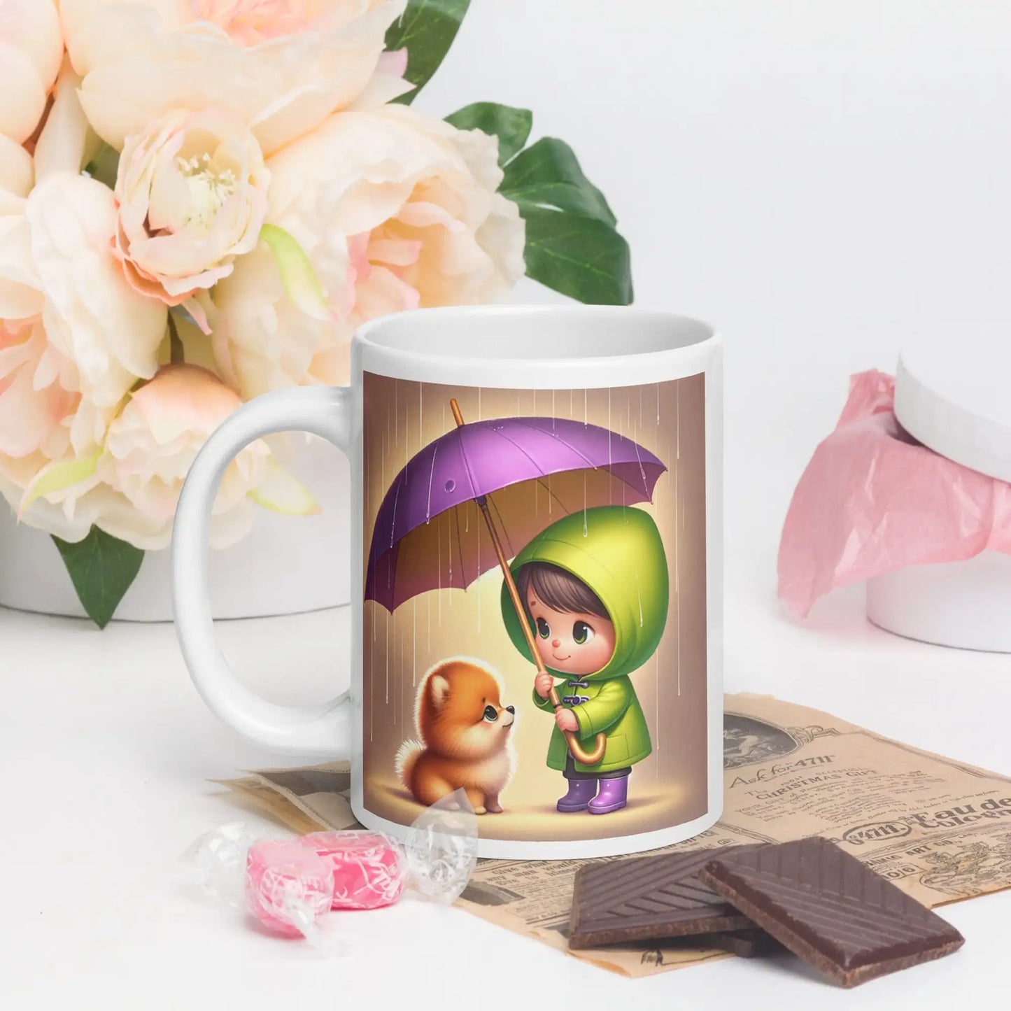 Luxe designer mok met schattige illustratie van kind in groene regenjas die paarse paraplu vasthoudt boven kleine Pomeranian puppy in de regen