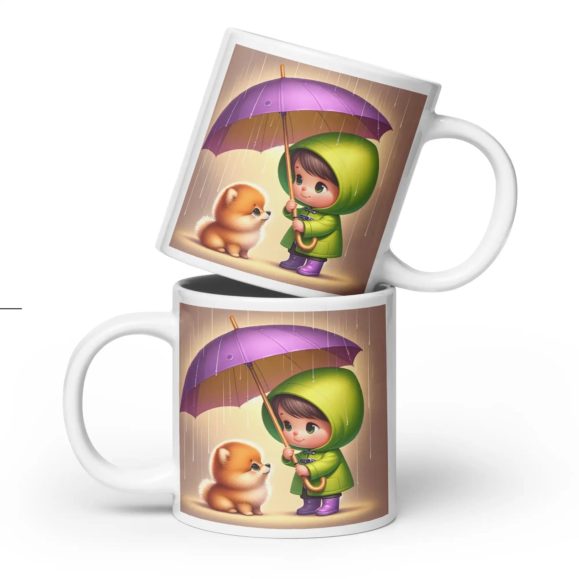 Set van twee designer mokken met schattige illustratie van kind in groene regenjas met paarse paraplu en kleine Pomeranian puppy in de regen